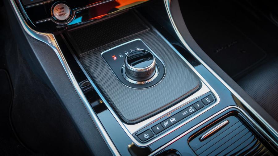 Детали интерьера Jaguar XE S AWD 2017 года  (NA) (фото 3 из 16)